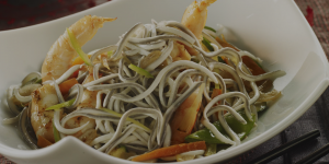Foto de receta de wok de gulas® al ajillo con colas de langostinos